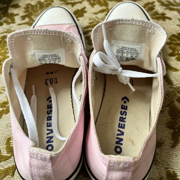 Light Pink Converse low tops - Picture 2 of 5